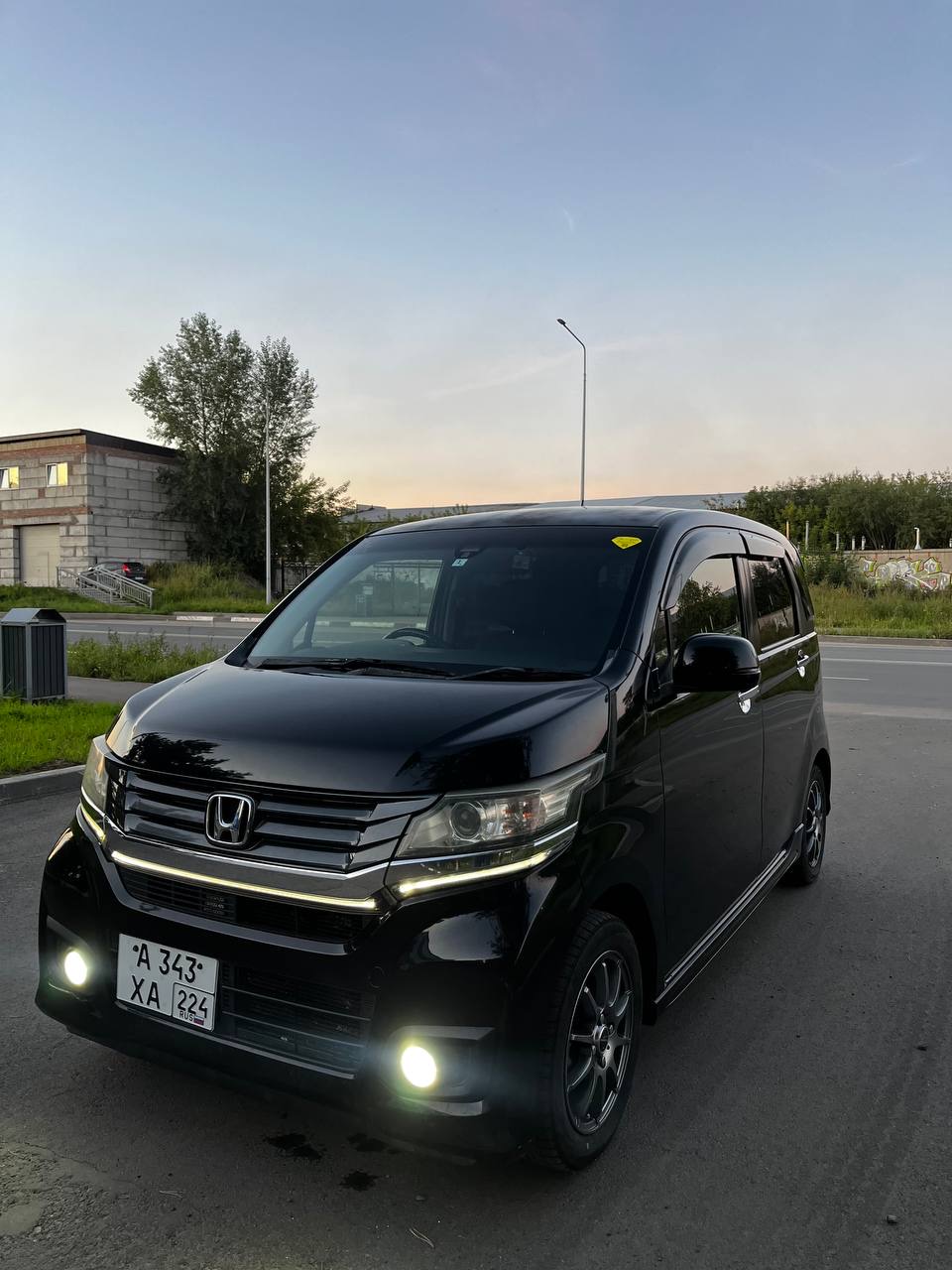 Honda N-WGN из парка, вид спереди