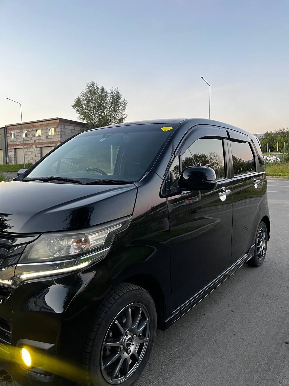 Honda N-WGN из парка, вид сбоку