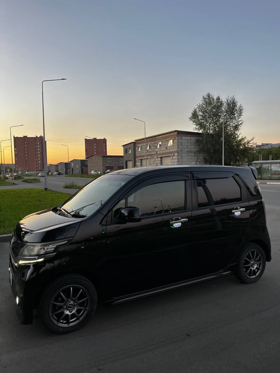 Чёрная Honda N-WGN на закате в Красноярске